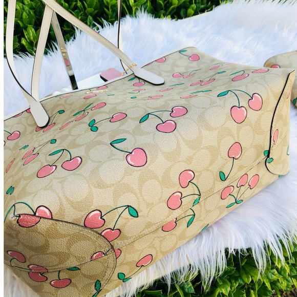 Last one New 🎀 Coach City Tote In Signature Canvas With Pink Cherry Print - Picture 9 of 9